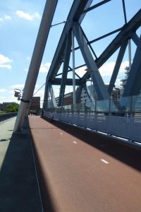 So quert man mit dem Rad den Fluss 